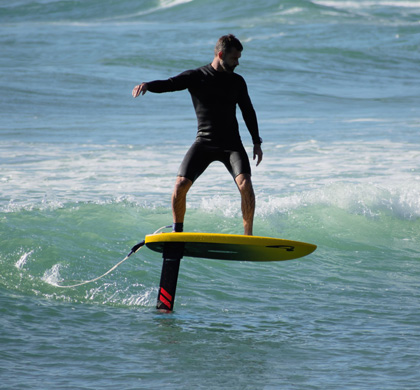 Efoil | L'efoil, il s'agit de planches de surf sont équipées d'un long aileron avec un moteur électrique puissant, grâce auquel on peut voler sans fin au-dessus de l'eau, sans avoir besoin ni de vent ni de vagues.