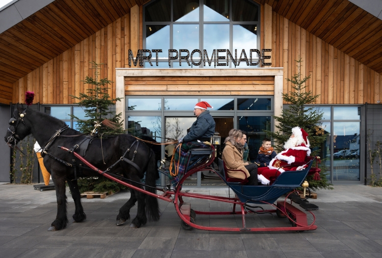 Der Weihnachtsmann besucht den Park mit dem Schlitten 