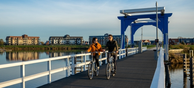Radfahrendes paar Luxus-Ferienpark in Holland Limburg Parc Maasresidence Thorn
