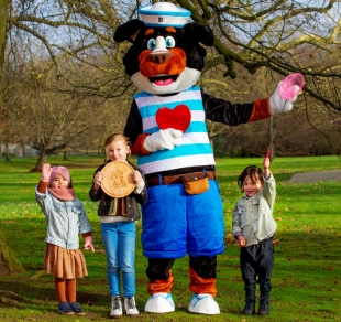 Junges Paar mit Kind Frühlingsferien im Limburger Parc Maasresidence Thorn